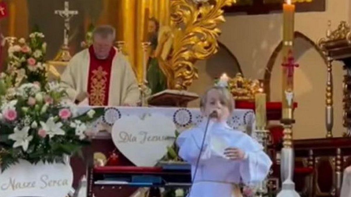 Chłopiec, który zaśpiewał podczas komunii