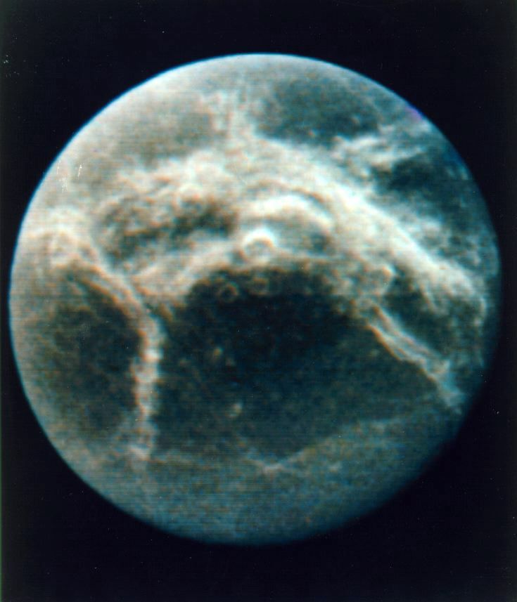 Voyager 1 - zdjęcie Dione, księżyca Saturna.