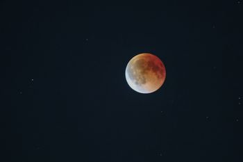 Spektakl na nocnym niebie. Niedzielne zaćmienie Księżyca