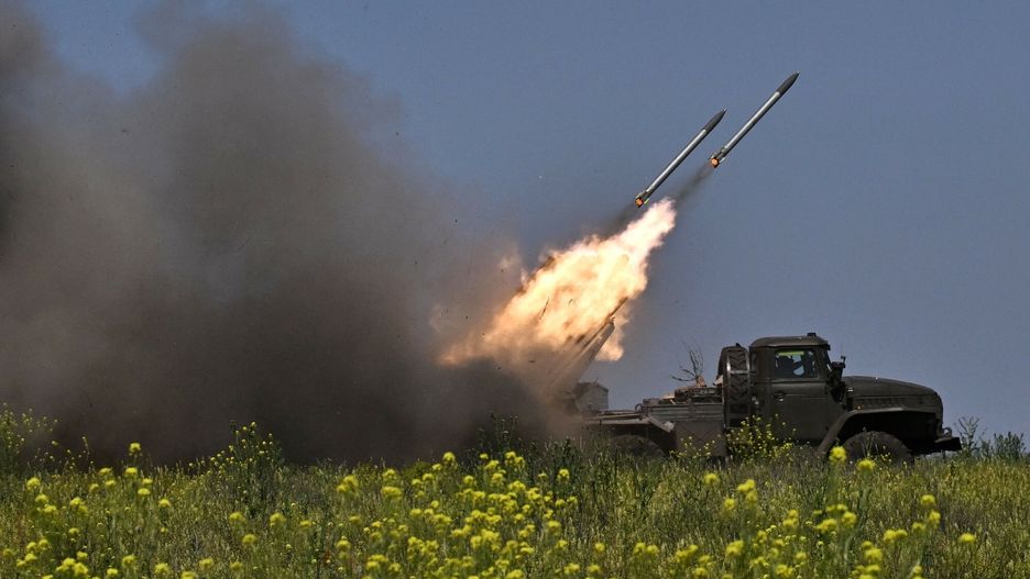 Wyrzutnie Grad pod Bachmutem
Ukrainian servicemen of the 57th Brigade fire BM-21 'Grad' multiple rocket launcher towards Russian positions at a front line near Bakhmut in the Donetsk region on June 20, 2023, amid the Russian invasion of Ukraine. (Photo by Genya SAVILOV / AFP)
GENYA SAVILOV
