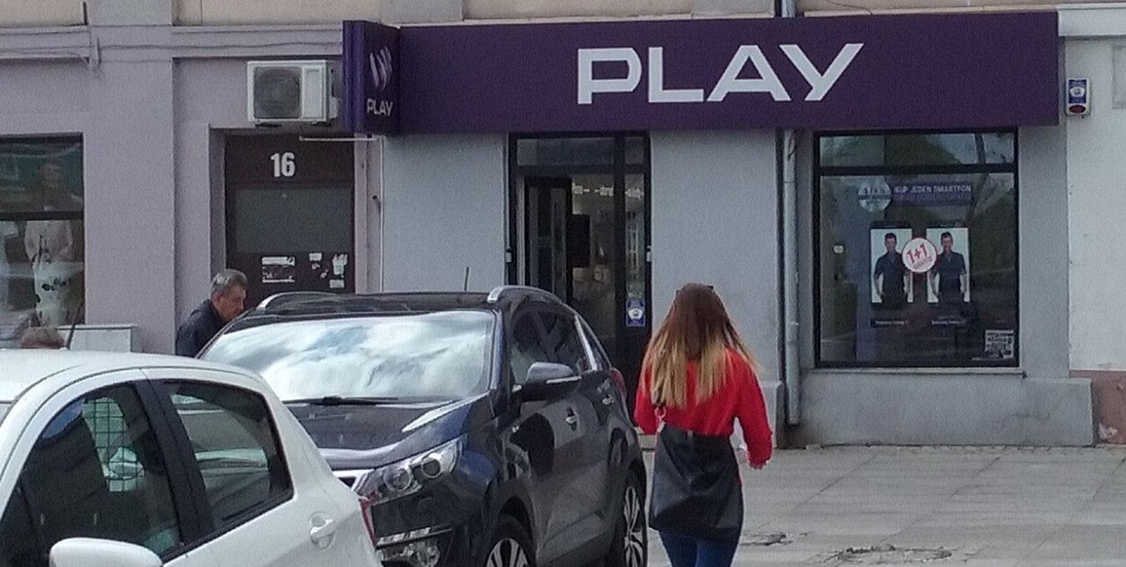 Play na celowniku UOKiK. Chodzi o pieniądze ściągane z kont klientów