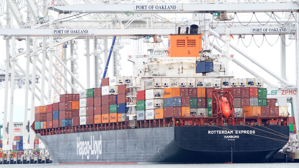 Rotterdam Express to kontenerowiec pod niemiecką banderą. Przewozi blisko 5 tys. standardowych kontenerów morskich. 