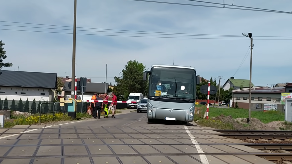 Autokar z dziećmi omija rogatki. Sprawą zajmie się policja