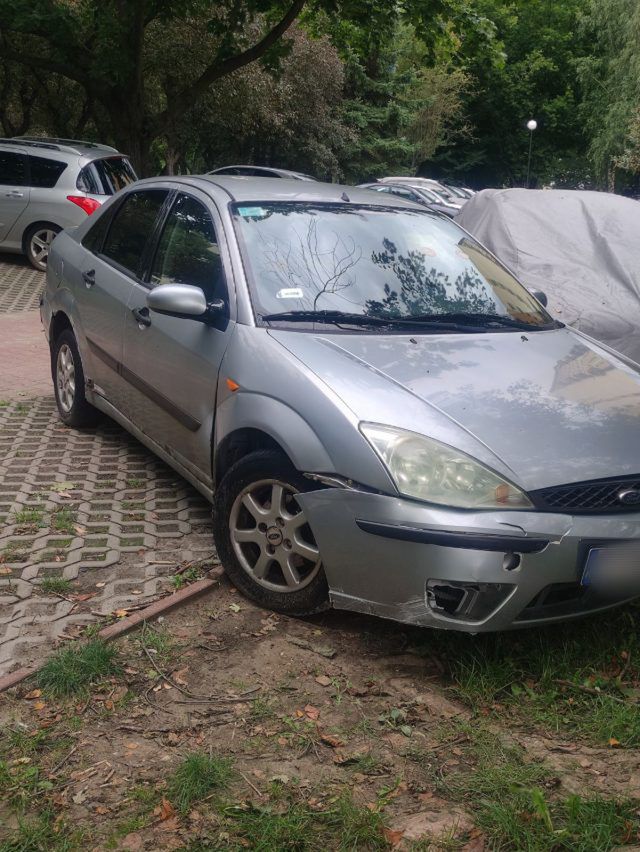 Wyrzucał z samochodu butelki po alkoholu