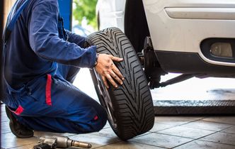 Urzędnicy wykryli kolejne nieprawidłowości u znanego producenta opon. Rachunek rośnie