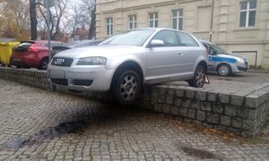 To nie fotomontaż. Tak zaparkowało audi. Policja pokazała zdjęcie