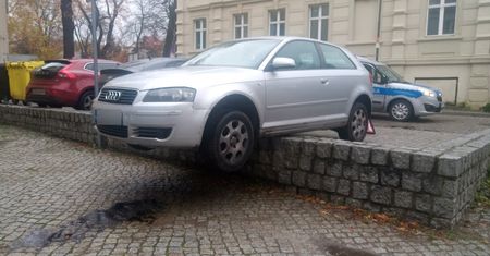 To nie fotomontaż. Tak zaparkowało audi. Policja pokazała zdjęcie