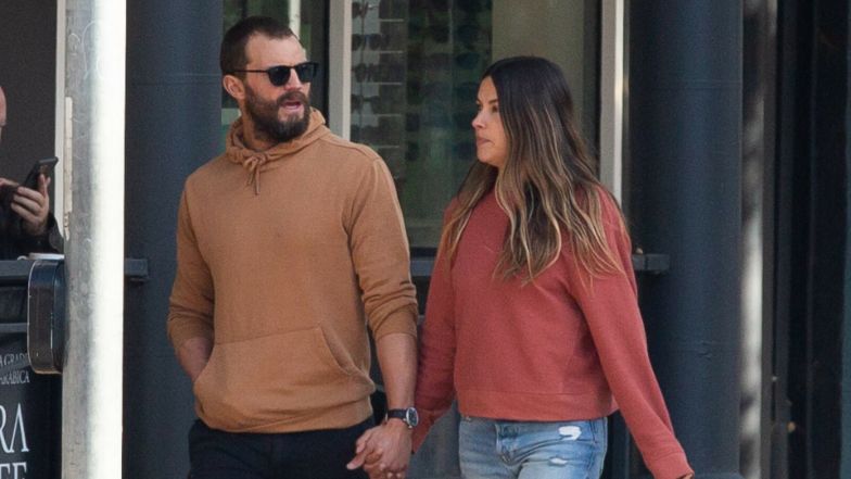 Jamie Dornan w dresie świętuje urodziny żony W BARZE AZJATYCKIM. Rozpoznalibyście go na ulicy? (FOTO)