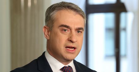 Polacy o obostrzeniach. Zdecydowana reakcja polityka Lewicy