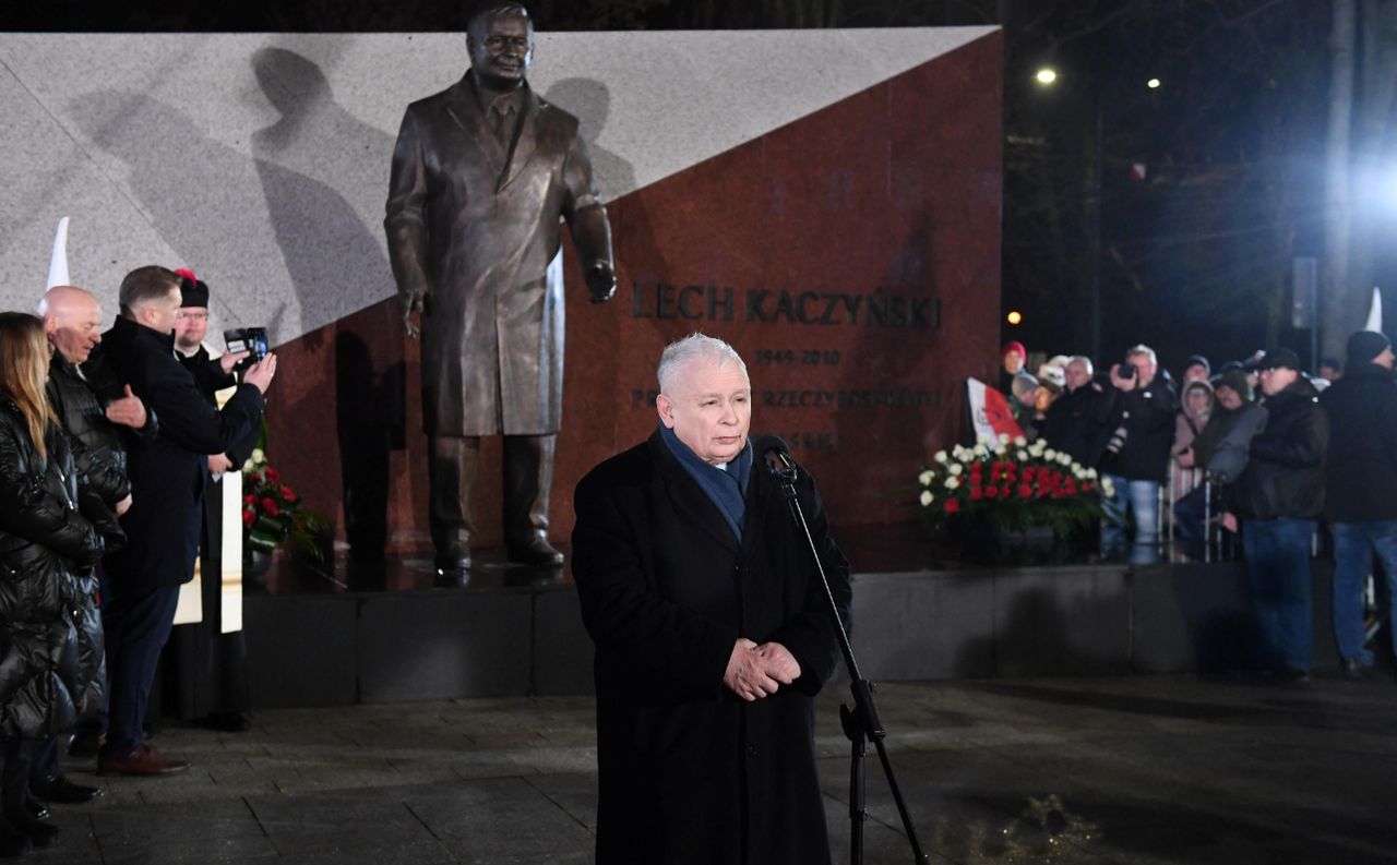 Tłum wpadł w furię. Incydent przed pomnikiem Kaczyńskiego