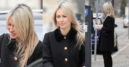 Elegancka Ogórek płaci za parkowanie auta, które nie jest tanie (ZDJĘCIA)