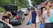 "Komunikacyjny klincz". Zostawiają auta, gdzie popadnie