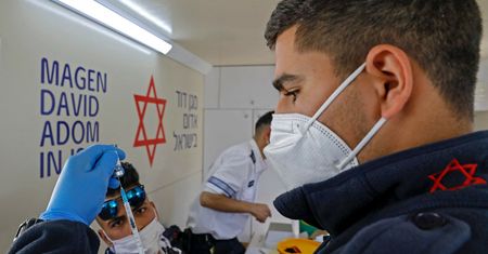 Skutki uboczne po trzeciej dawce szczepionki na COVID-19. Izrael pokazał dane