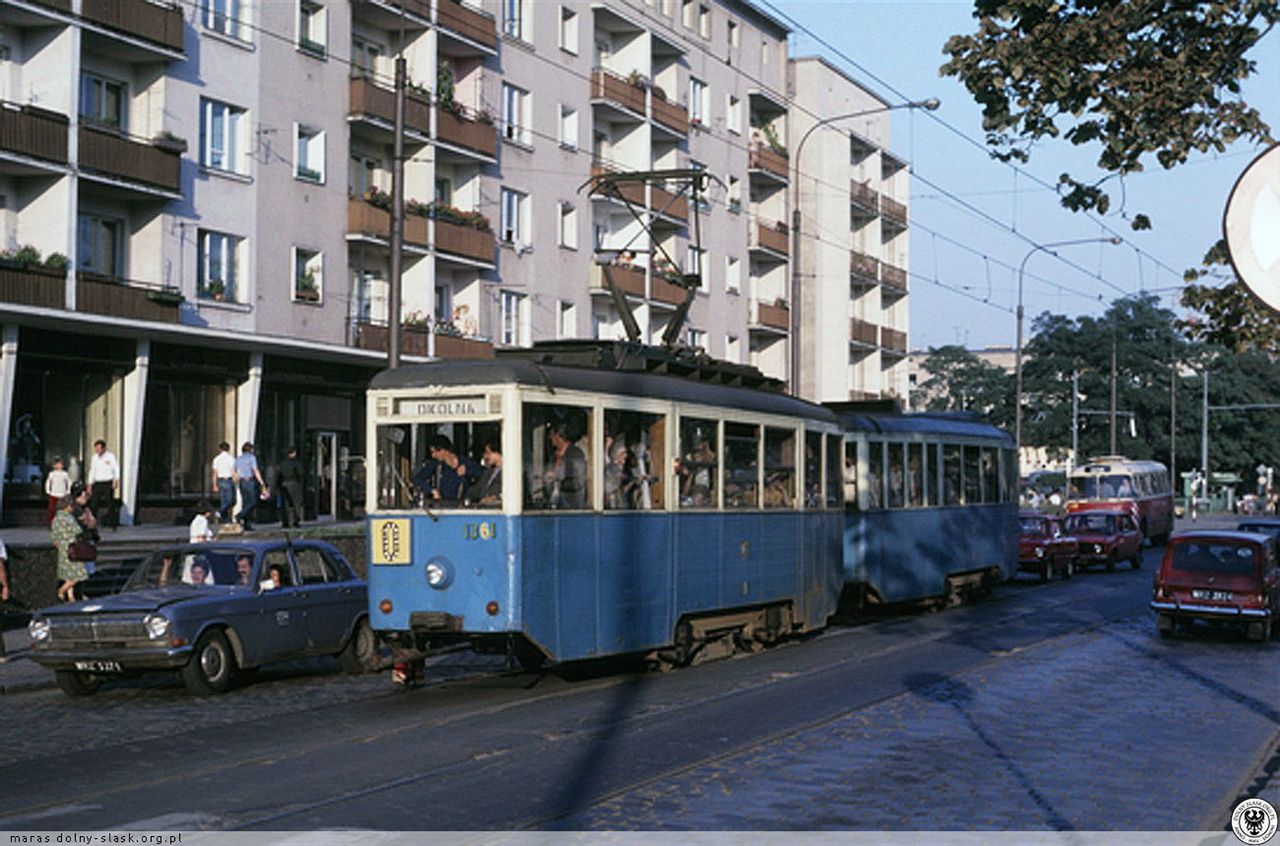 Wrocław. Tramwaje wrocławskie pozostały niebieskie, tak jak śpiewała o nich Maria Koterbska