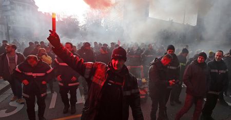 Francji grozi paraliż. Stanęło osiem reaktorów