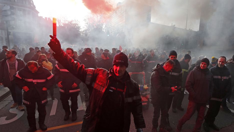 French trade unions strike against planned pension reform, in Toulouse
epa10415084 A firefighter lights a red flare during a national strike led by French Trade Unions against the government's reform of the pension system, in Toulouse, 19 January 2023. The French government plans to delay the minimum retirement age from 62 to 64 by 2030.  EPA/GUILLAUME HORCAJUELO 
Dostawca: PAP/EPA.
GUILLAUME HORCAJUELO