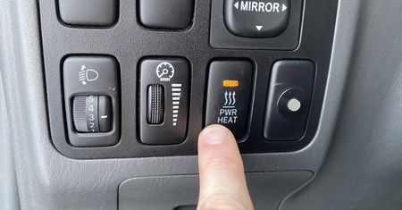 Po oznacza przycisk PWR HEAT w samochodach Toyoty?