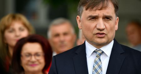 "Utrzymują się poważne obawy". Komisja Europejska oceniła działania resortu Ziobry