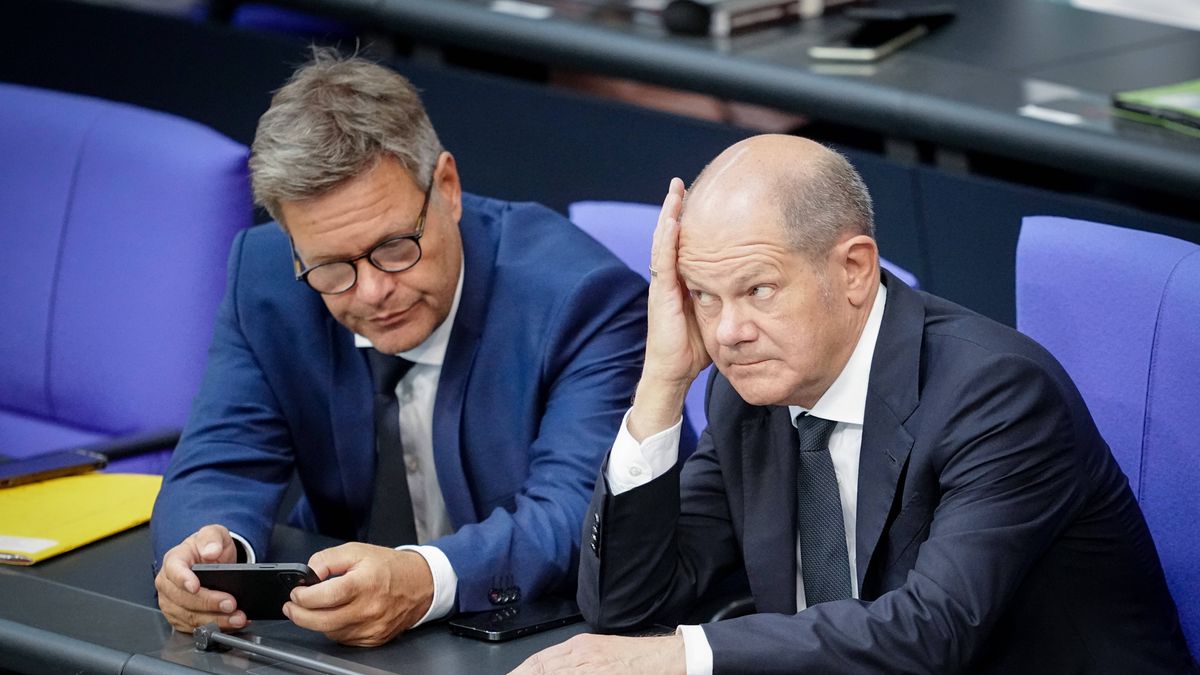 Budget week in the German Bundestag in Berlin
06 September 2022, Berlin: German Minister for Economic Affairs and Climate Protection Robert Habeck (L) and Chancellor Olaf Scholz attend the budget week in the German Bundestag. Photo: Kay Nietfeld/dpa 
Dostawca: PAP/DPA.
Kay Nietfeld