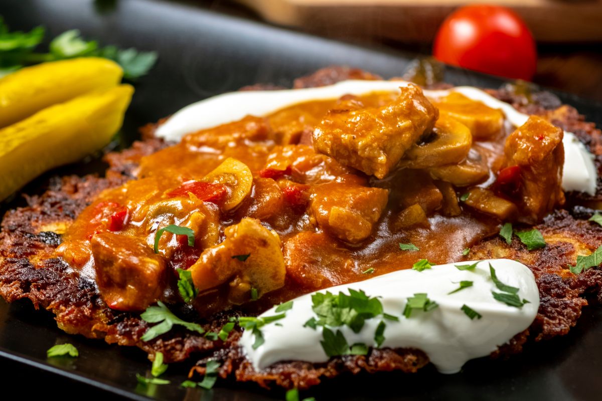 Gulasz wieprzowy świetnie pasuje do placków ziemniaczanych