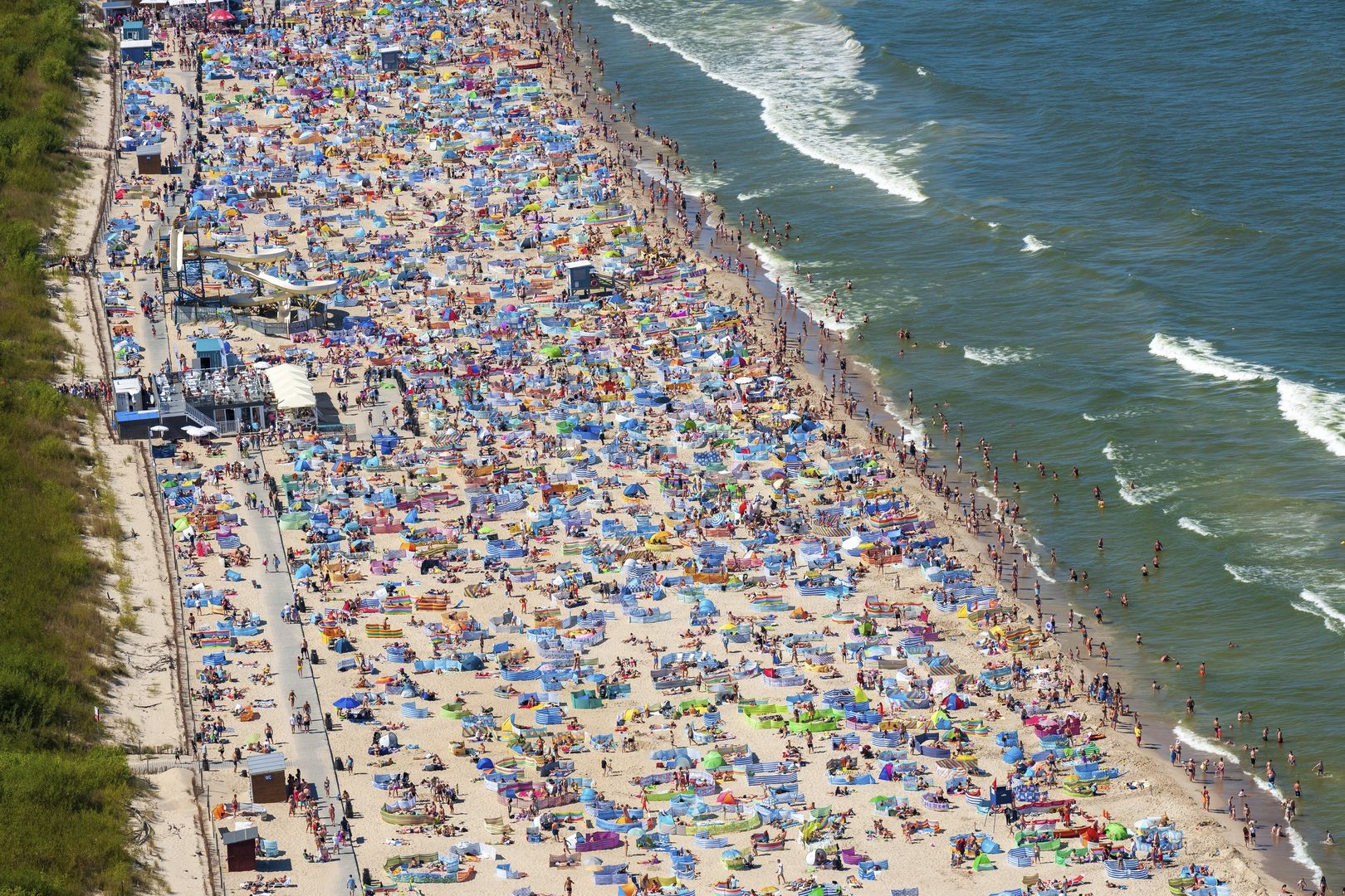 Tłumy na plaży we Władysławowie. GIS zapowiada kontrole