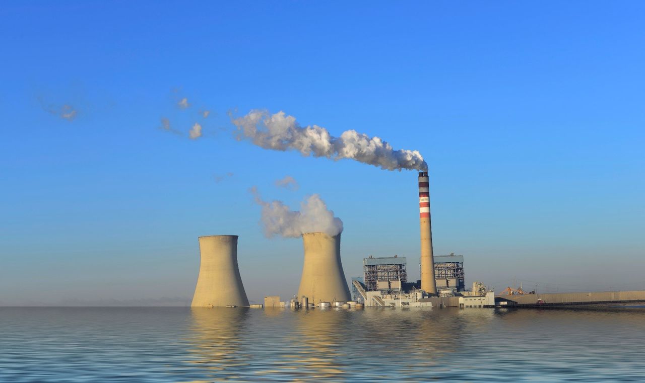 Luksusowe auta na prąd z OZE. Fabryka legendy przechodzi na zielone zasilanie