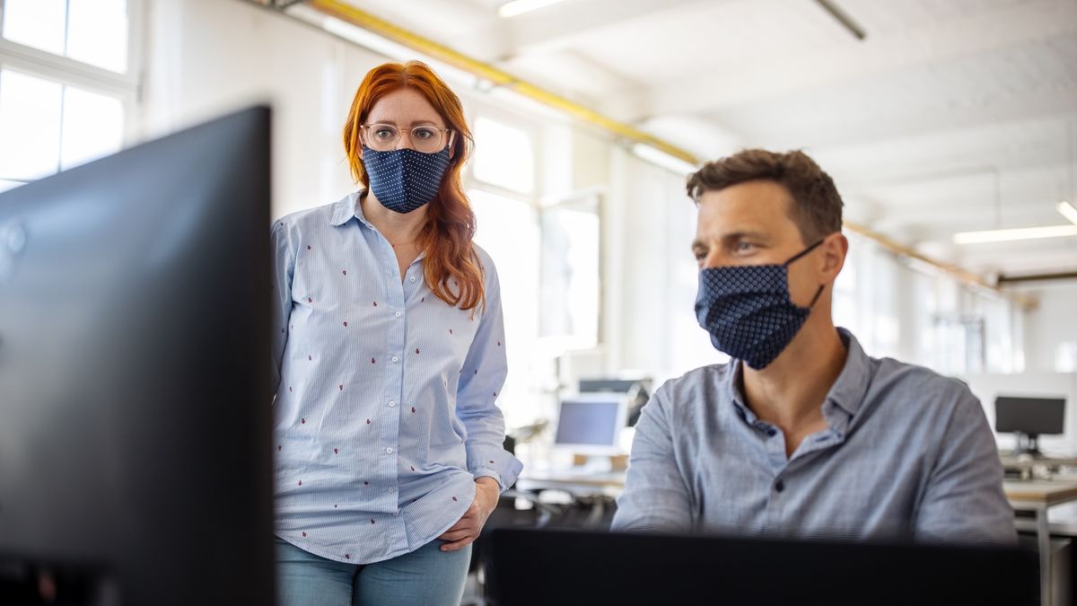 Czy pracodawca może odebrać premię za nienoszenie maseczki? 