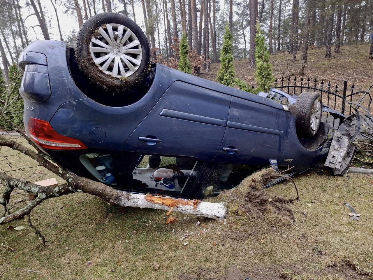 Wielkopolska: Dachowanie na podwójnym gazie. Kolizja w przydomowym ogródku