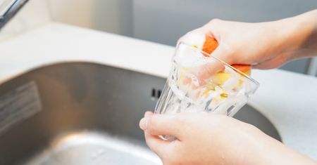 Tak usuniesz osad ze szkła. Pomoże w tym produkt, który masz w kuchni