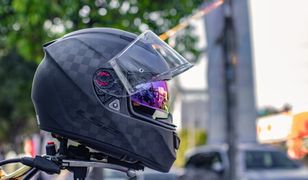 Jak wybrać kask motocyklowy? Warto zwrócić uwagę na szczegóły