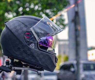 Jak wybrać kask motocyklowy? Warto zwrócić uwagę na szczegóły