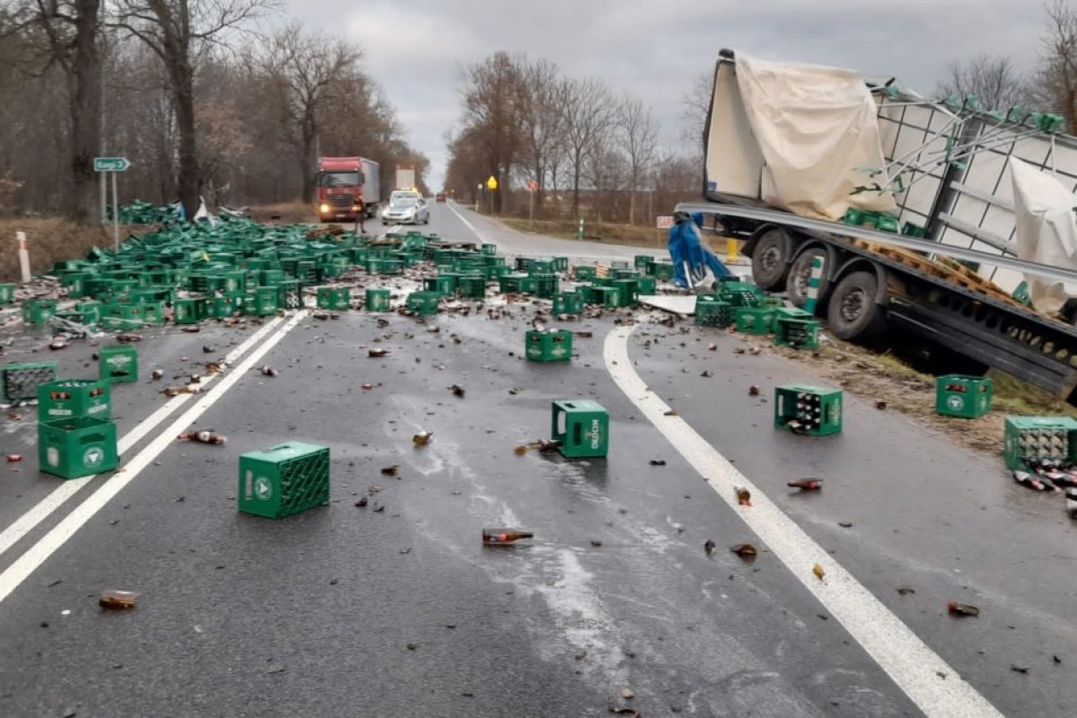 Ciężarówka z piwem przewróciła się w Suchowoli. Skrzynki zablokowały przejazd