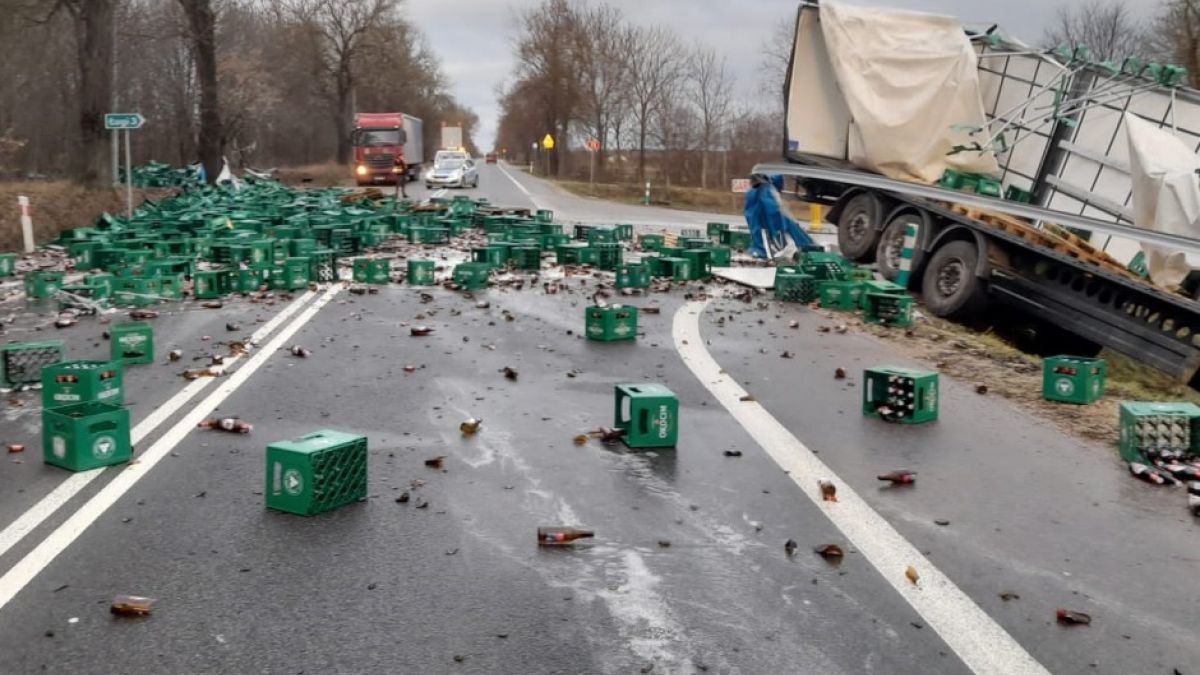 Ładunek wysypał się na drogę i zablokował przejazd