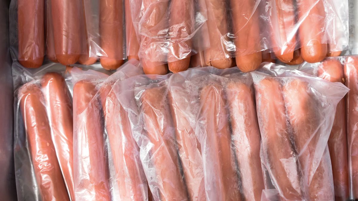 Gdzie należy wyrzucać opakowanie po parówkach?