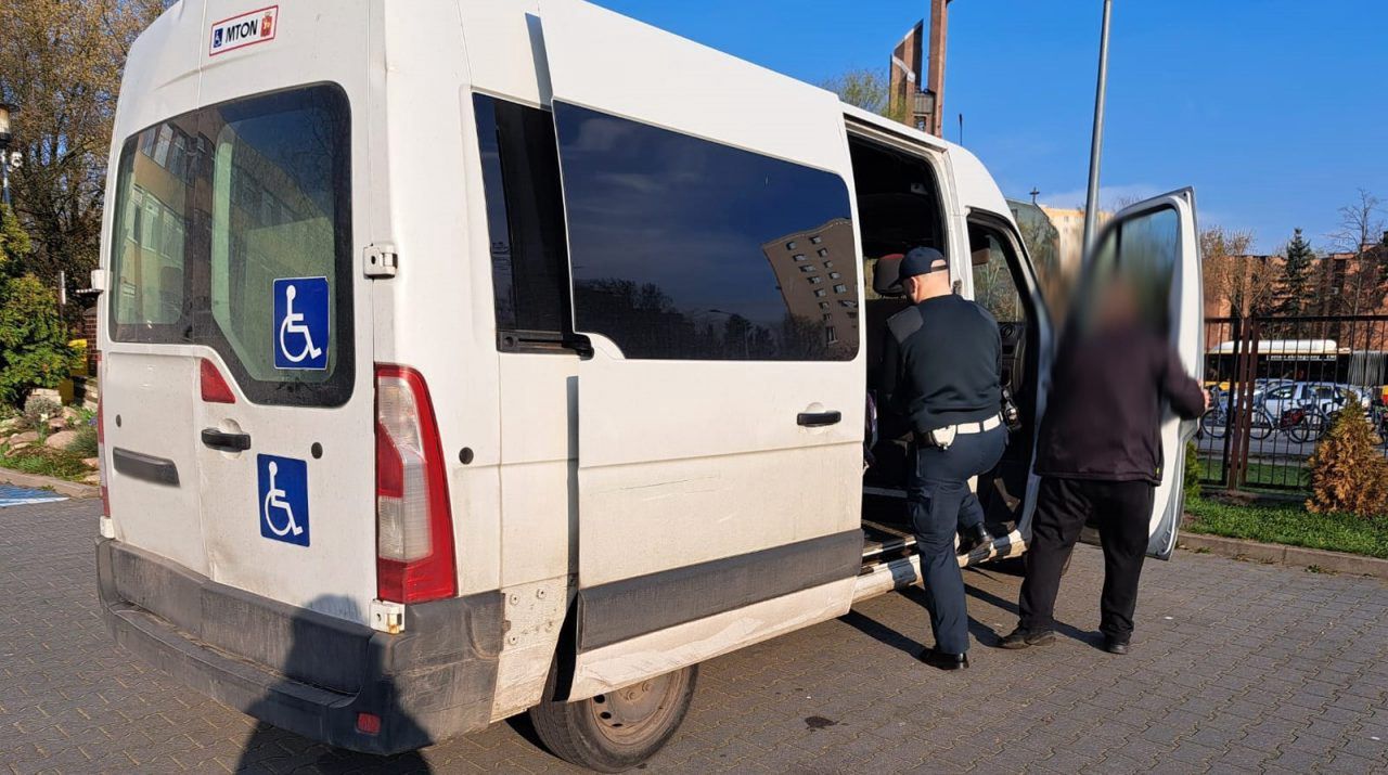 Bus przewożący niepełnosprawne dzieci do szkoły