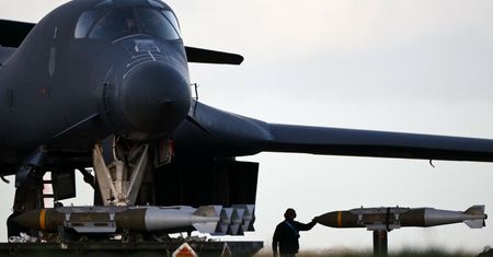 "NYT": Iran planował atak. USA wycofują bombowce z Europy