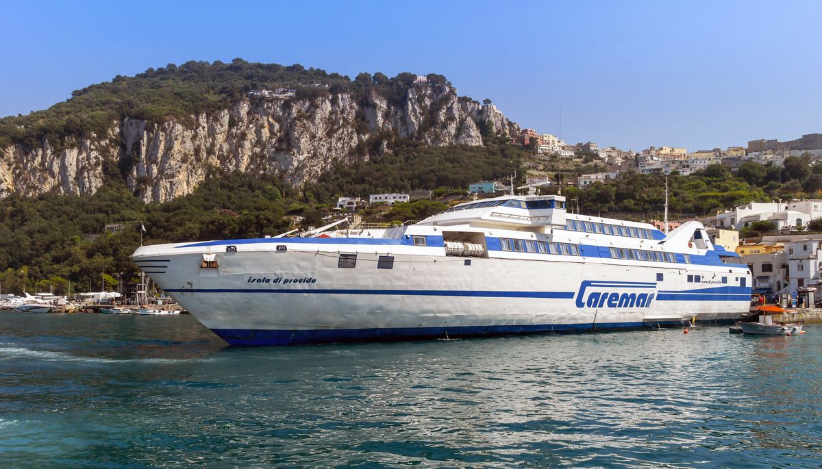 Statek pasażerski płynący z Capri (zdjęcie ilustracyjne)