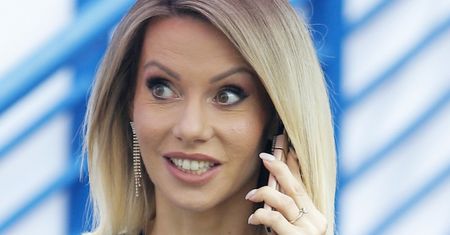 "Niewidzialne buty" to hit lata. Optycznie wydłużają nogi