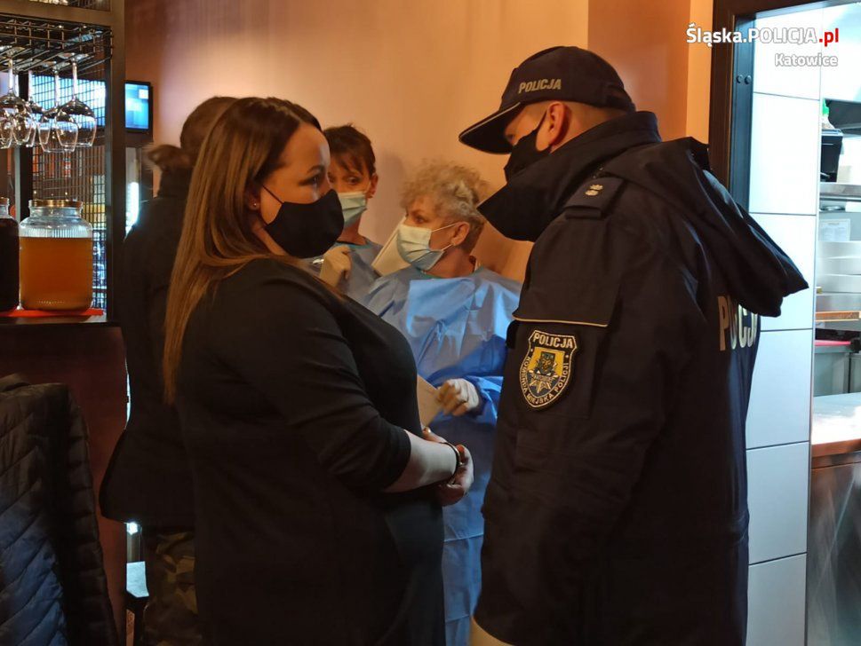 Katowice. Mimo obostrzeń pierwsza restauracja w Katowicach została oficjalnie otwarta, interweniowała policja.