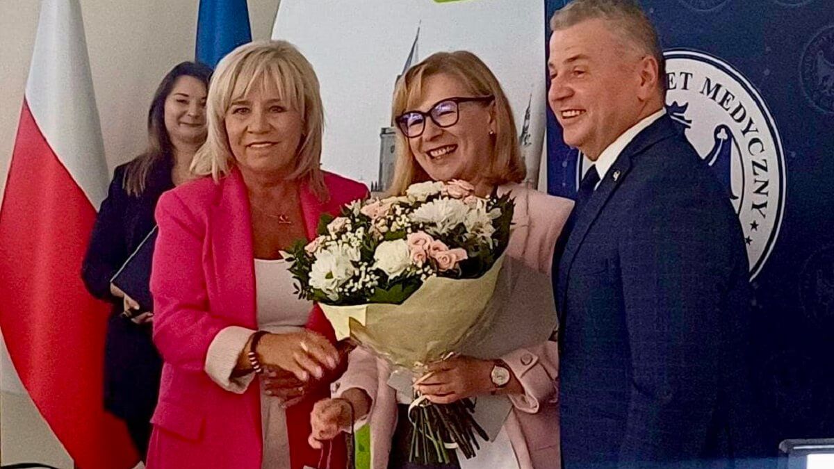 Wręczenie kwiatów i gratulacje za nominacje dla Pielęgniarki z Lublina
