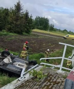 Wypadł z drogi, dachował w rzece. Wypadek pod Pruszkowem