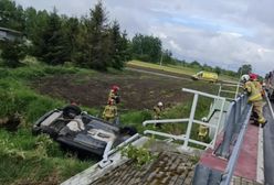 Wypadł z drogi, dachował w rzece. Wypadek pod Pruszkowem