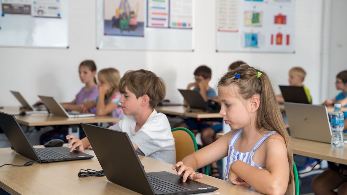 Niedługo pierwsi uczniowie otrzymają laptopy z rządowego programu "Laptop dla ucznia"