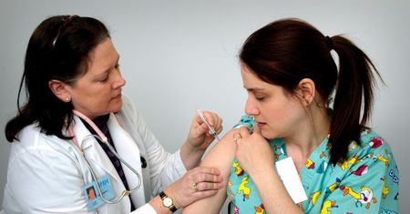 COVID-19. Pod żadnym pozorem nie rób tego przed szczepieniem. Lekarz tłumaczy