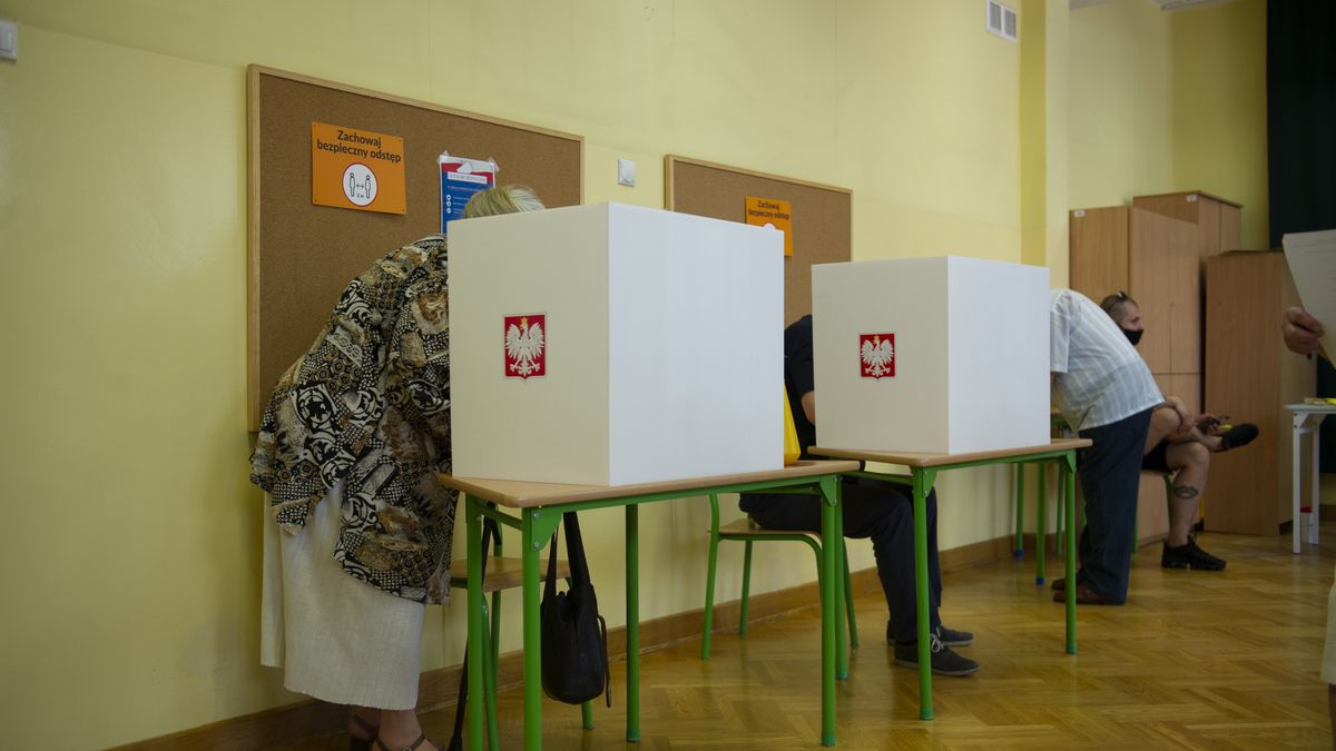 Poland's Presidential Elections 2020
Voters in a polling station are seen during Poland's presidential elections on June 28, 2020 in Warsaw, Poland. Poles are voting in the presidential elections that was meant to take place in May but was postponed due to the covid-19 pandemic. (Photo by Aleksander Kalka/NurPhoto via Getty Images)
NurPhoto
elettore, polls, polonia, polska, presidente, varsavia, warszawa, ballot, elections, glosowanie, presidential, presidenziali, prezydenckie, vote, voter, votes, voto, wybory