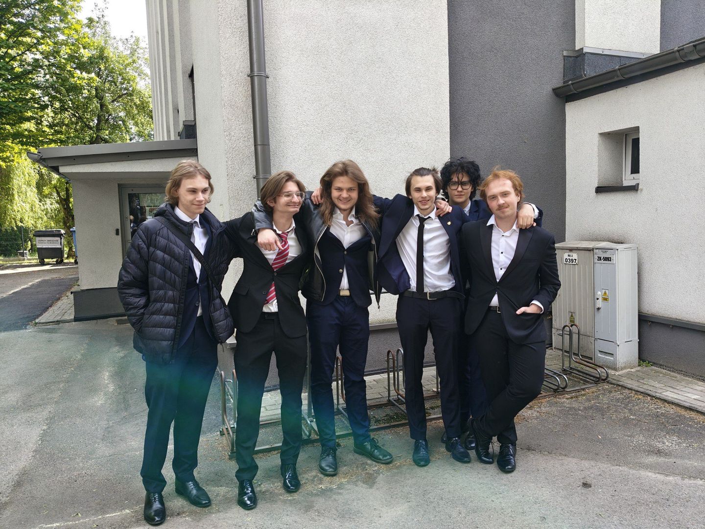 Matura w Sosnowcu 2025. Zobacz zdjęcia z II LO im. Emilii Plater. Pierwsze koty za płoty! Zdjęcia wykonane po egzaminie z j. polskiego