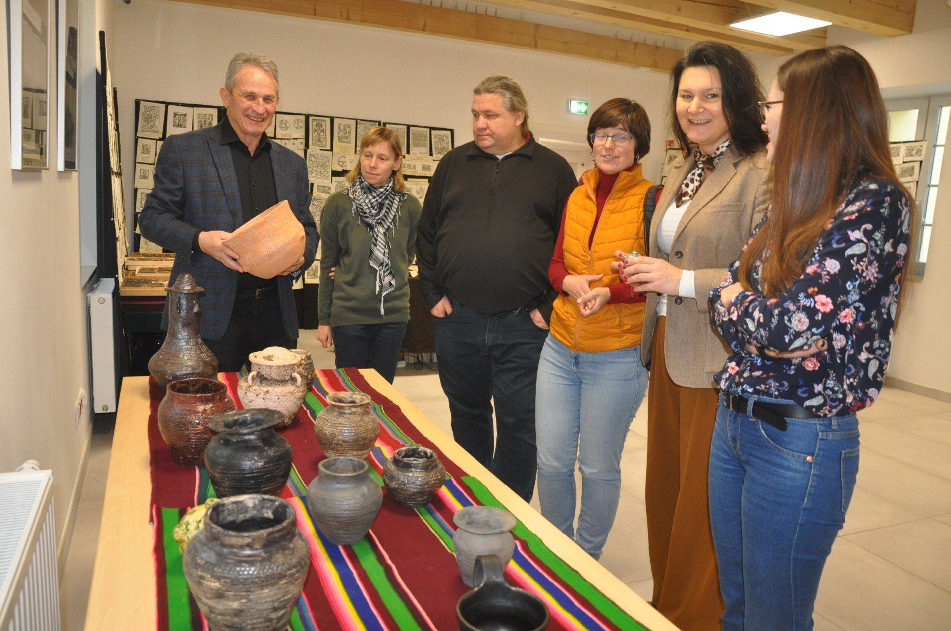 Weekend z historią i archeologią w Końskich. Paweł Stasiński pokazał wykonane przez siebie repliki dawnych naczyń