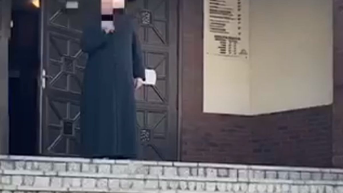 Ksiądz postanowił osobiście przegonić protestujących z terenu kościoła