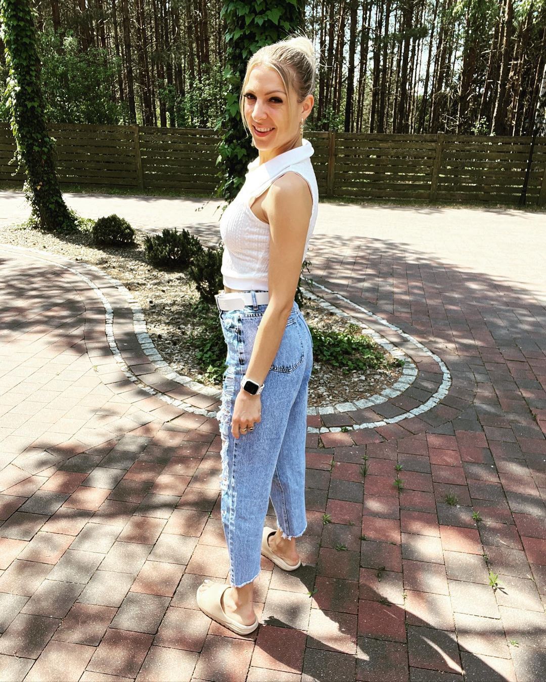 Magda Narożna w crop topie i spodniach z dziurami