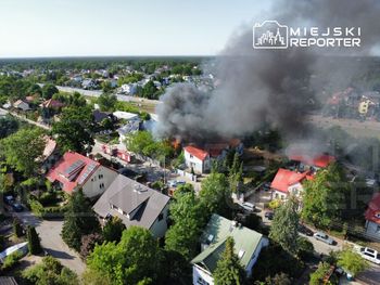 Kłęby czarnego dymu nad Legionowem. Spłonęły garaże i samochody